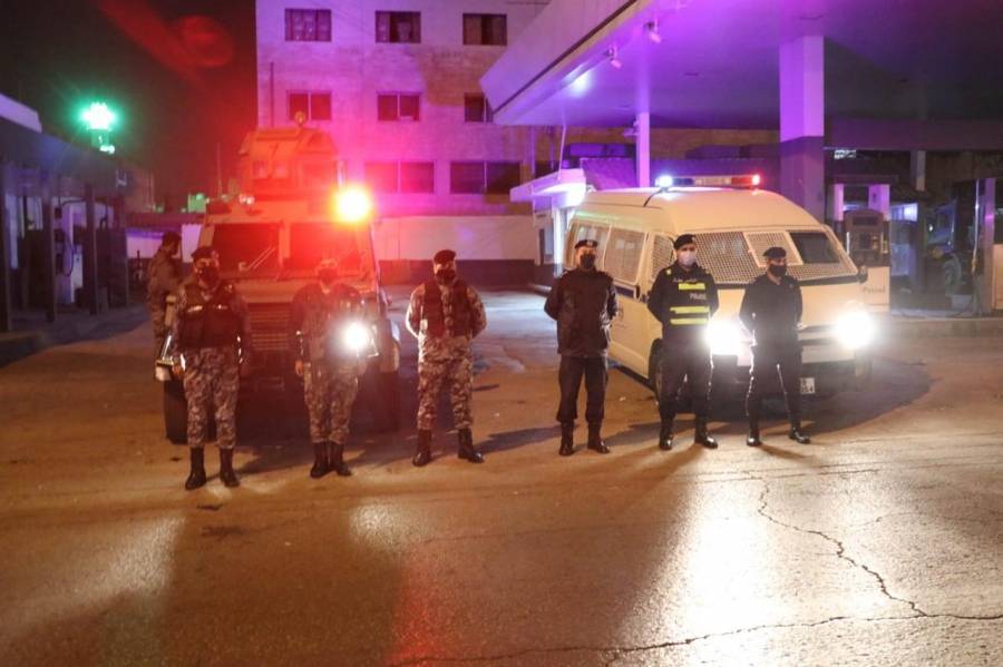 نشامى الأمن العام خلال الحظر عيون تحمي وتحرس وسواعد تعين المواطنين .. صور