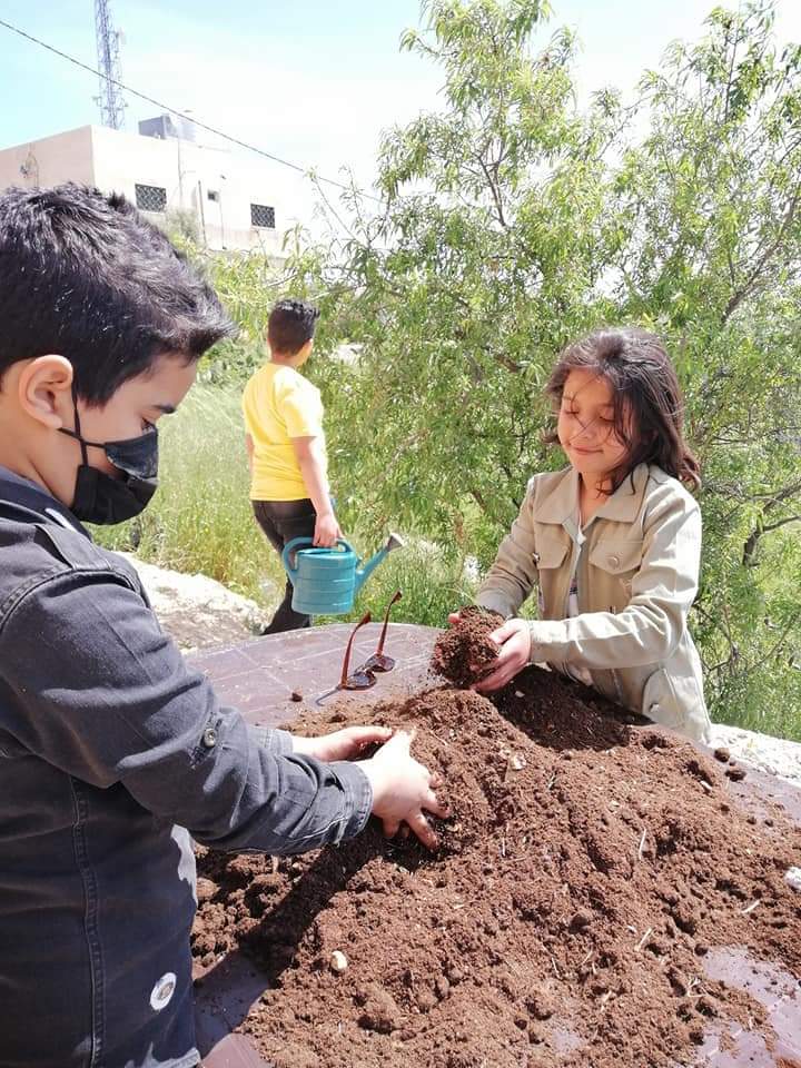 مبادرة بسمة ملاك للطفلة ملاك أسامه الفياض .. إنجازات رغم قلة الإمكانيات .. تفاصيل وصور 