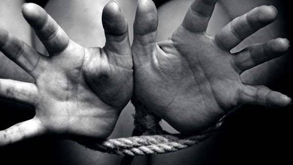 العثور على طفلة مقيدة داخل منزلها في عين الباشا .. والأمن يوضح