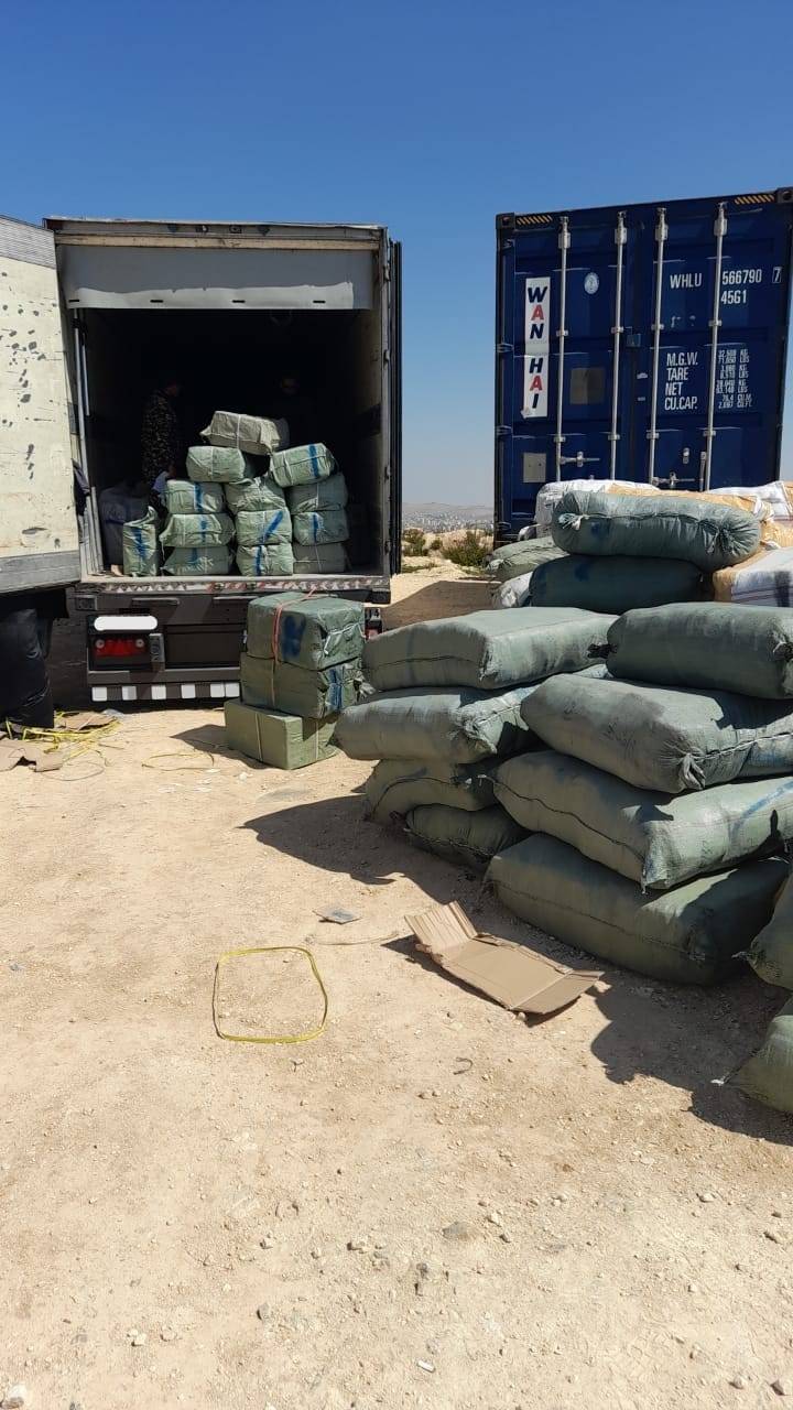 الجمارك تحبط تهريب كميات كبيرة من الالبسة والاحذية