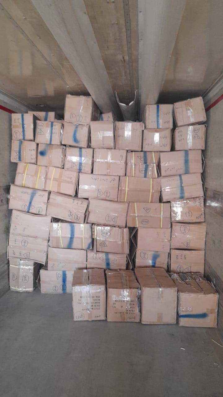 الجمارك تحبط تهريب كميات كبيرة من الالبسة والاحذية