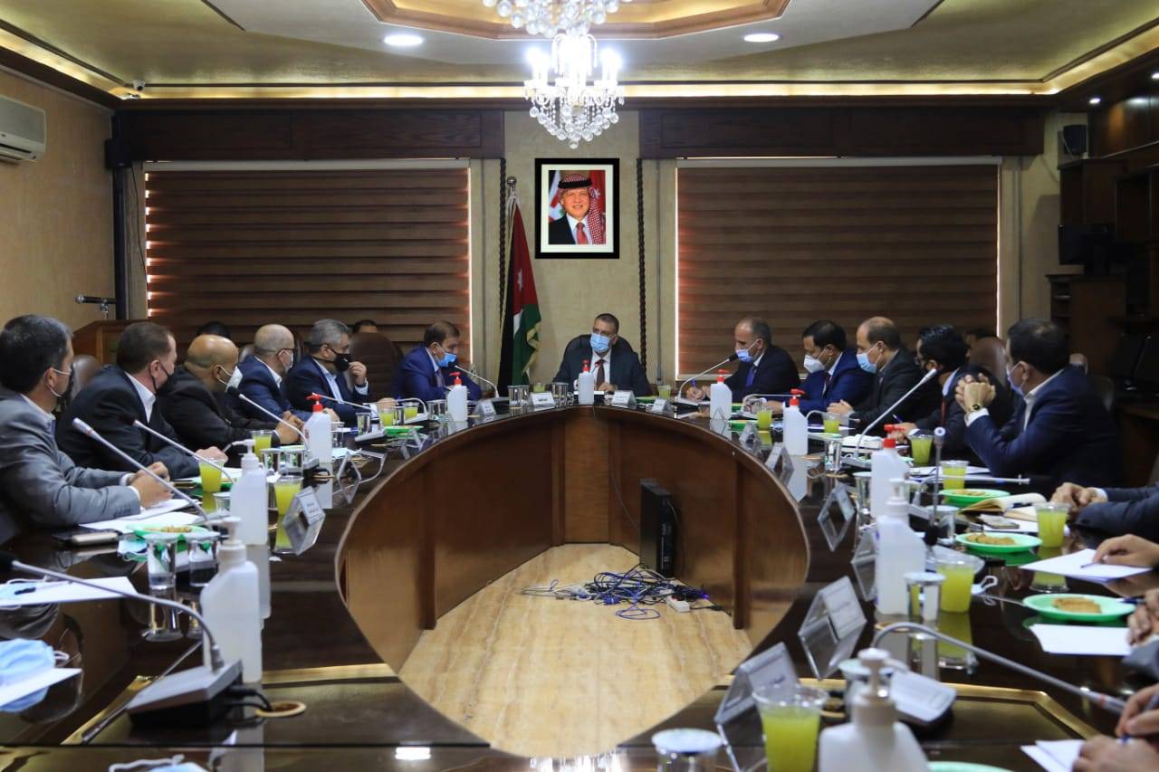 وزير الداخلية يرأس اجتماعين منفصلين في محافظة العاصمة 