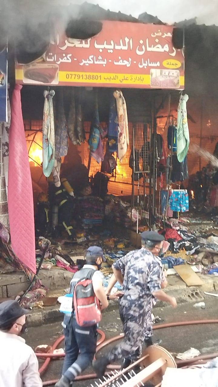 الدفاع المدني يخمد حريق محلات ألبسة في محافظة العقبة .. فيديو