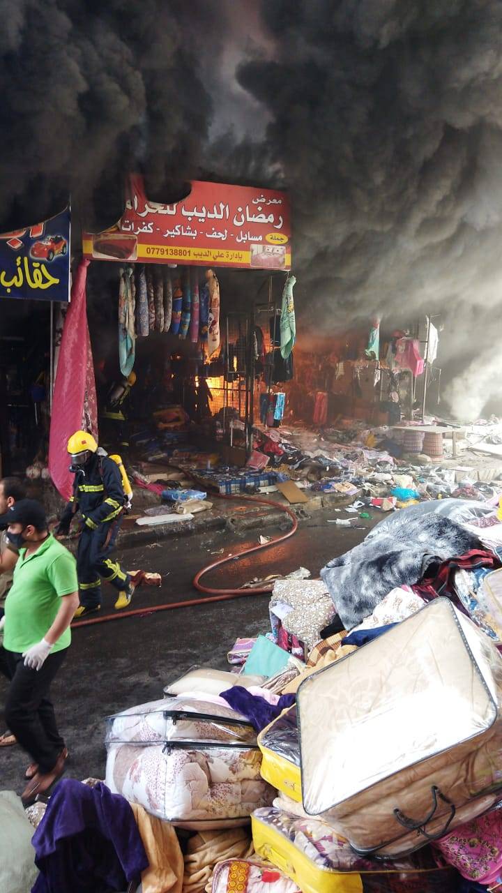 الدفاع المدني يخمد حريق محلات ألبسة في محافظة العقبة .. فيديو