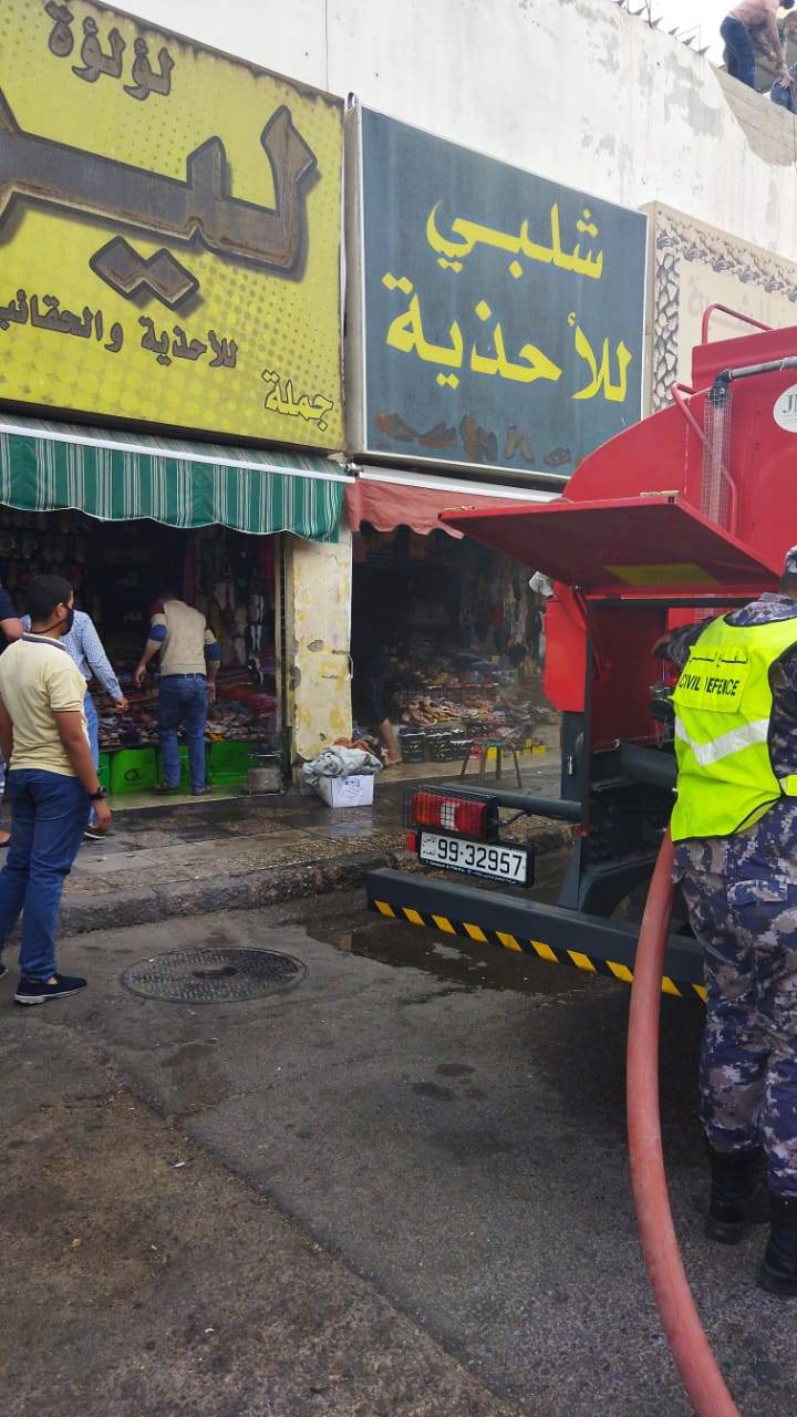 الدفاع المدني يخمد حريق محلات ألبسة في محافظة العقبة .. فيديو