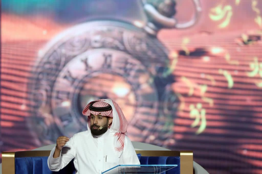 السعودي سلطان الضیط یحصد لقب أمیر الشعراء للموسم التاسع.. فيديو 