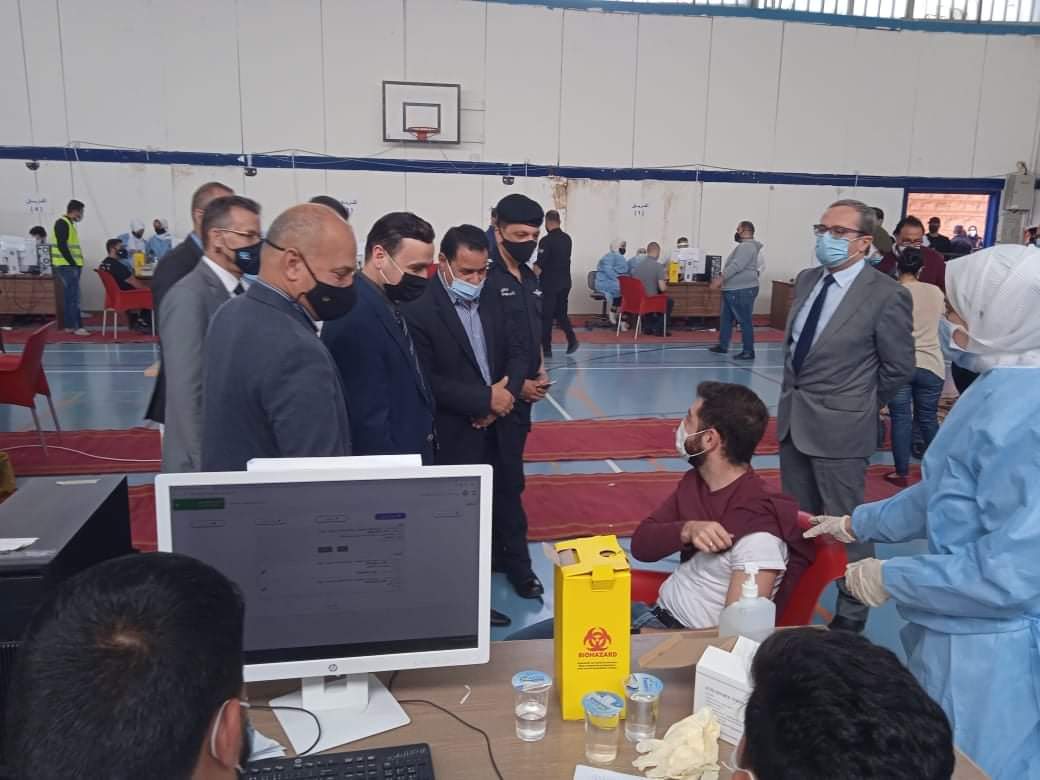 محافظ البلقاء ومديري الشرطة والصحة يتفقدون مركز تطعيم كورونا جامعة البلقاء التطبيقية