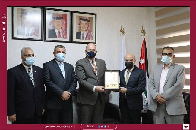 جامعة الإسراء تتسلّم شهادة ضمان الجودة لكلية العلوم التربوية 