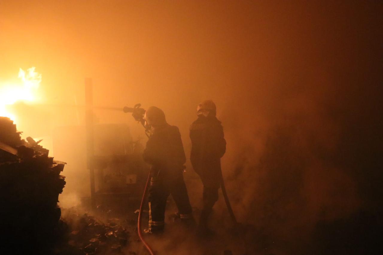 الدفاع المدني يخمد حريق منجرة ومستودع فحم شواء في محافظة العاصمة