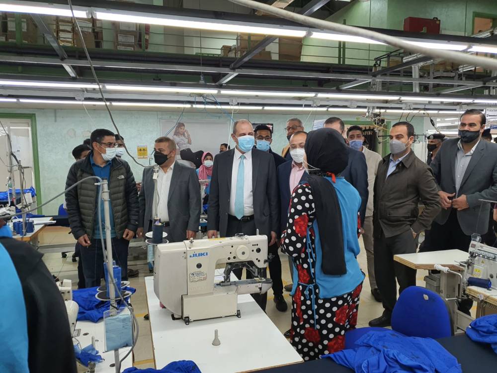 وزير العمل يزور الشونة الجنوبية ويشرف على نقل ملكية فرع انتاجي للألبسة لمستثمر جديد للحفاظ على 320 فرصة عمل للأردنيين 
