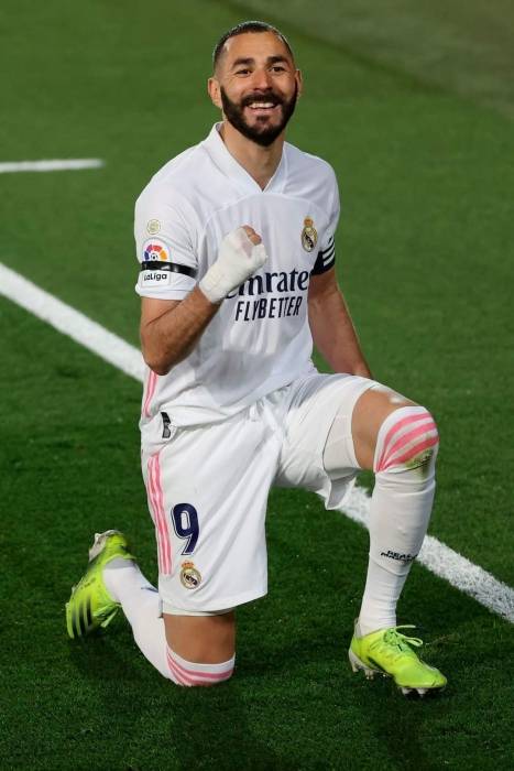 ريال مدريد يتفوق على برشلونة بثنائية بنزيما وكروس ويقفز لصدارة الليغا الإسبانية