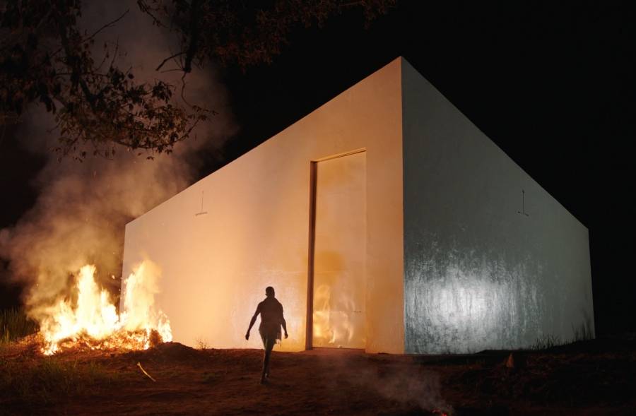 «الشارقة للفنون» و«معھد إفریقیا» یستضیفان العرض الأول في الشرق الأوسط لفیلم  «مكعب أبیض»