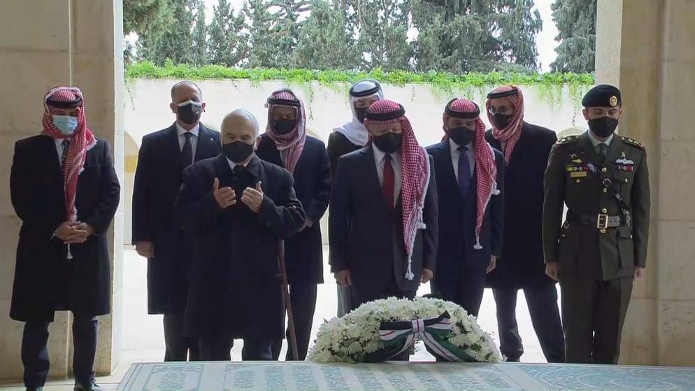 الملك وولي العهد و عدد من الامراء  يزورون الأضرحة الملكية بمناسبة مئوية الدولة