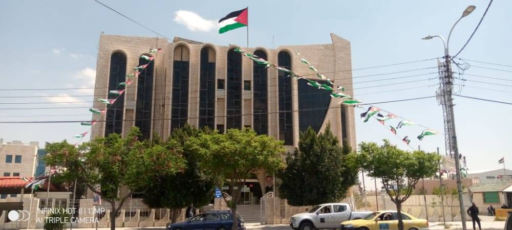 غرفة تجارة الزرقاء تزدان برفع العلم الأردني ضمن الاحتفال بمئوية الدولة الأردنية 