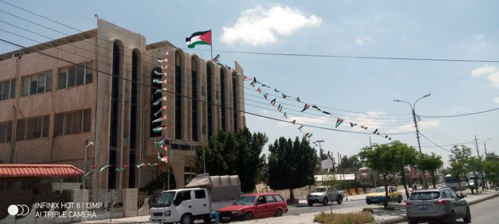 غرفة تجارة الزرقاء تزدان برفع العلم الأردني ضمن الاحتفال بمئوية الدولة الأردنية 