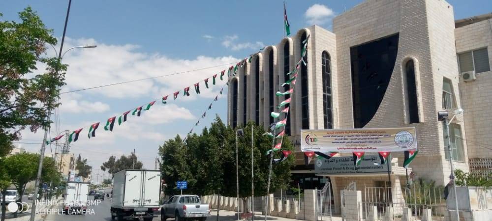 غرفة تجارة الزرقاء تزدان برفع العلم الأردني ضمن الاحتفال بمئوية الدولة الأردنية 