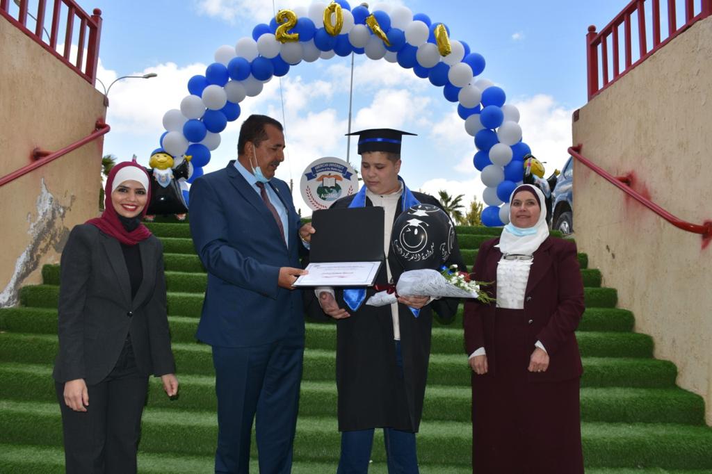 مدارس الجامعة الأميركية للشرق الأوسط تحتفل بتخريج الفوج الرابع من طلبة الثانوية العامة