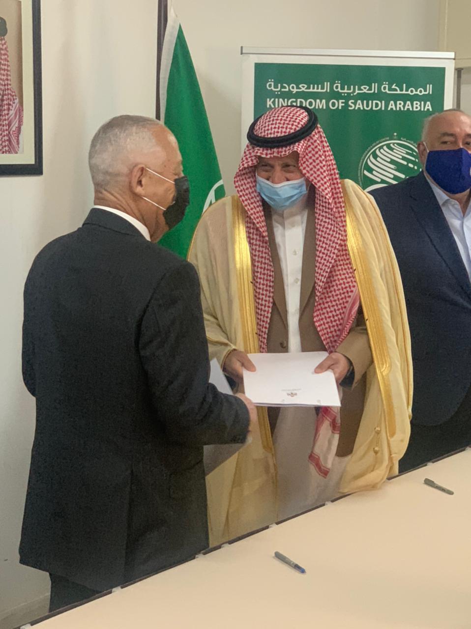 السفير السعودي لدى الأردن يدشن برنامج هدية خادم الحرمين الشريفين من التمور إلى الاردن