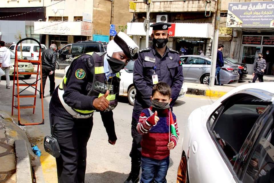 نشامى ونشميات الأمن العام يهدون علم الوطن للمارة والمركبات .. صور 