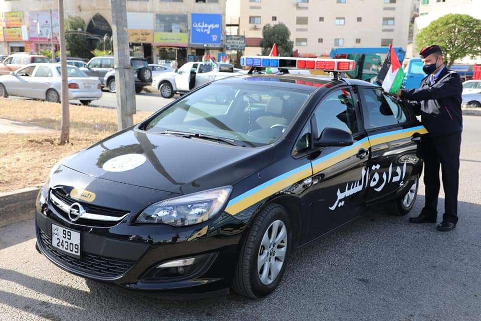 نشامى ونشميات الأمن العام يهدون علم الوطن للمارة والمركبات .. صور 