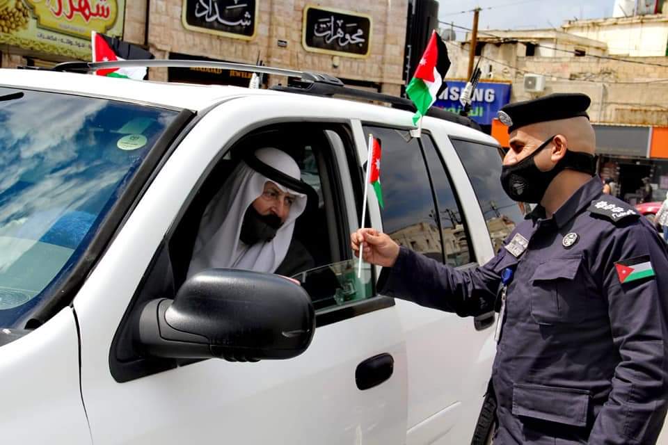 نشامى ونشميات الأمن العام يهدون علم الوطن للمارة والمركبات .. صور 