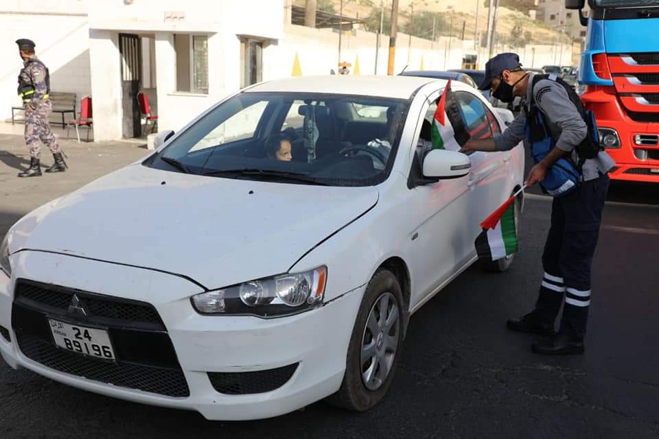 نشامى ونشميات الأمن العام يهدون علم الوطن للمارة والمركبات .. صور 