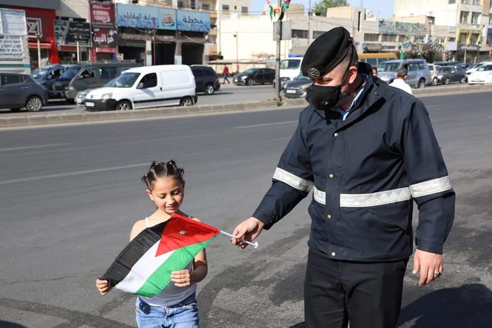 نشامى ونشميات الأمن العام يهدون علم الوطن للمارة والمركبات .. صور 
