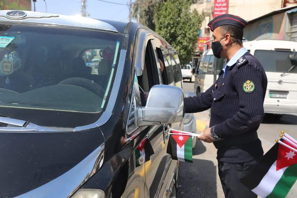 نشامى ونشميات الأمن العام يهدون علم الوطن للمارة والمركبات .. صور 
