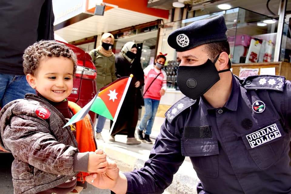 نشامى ونشميات الأمن العام يهدون علم الوطن للمارة والمركبات .. صور 