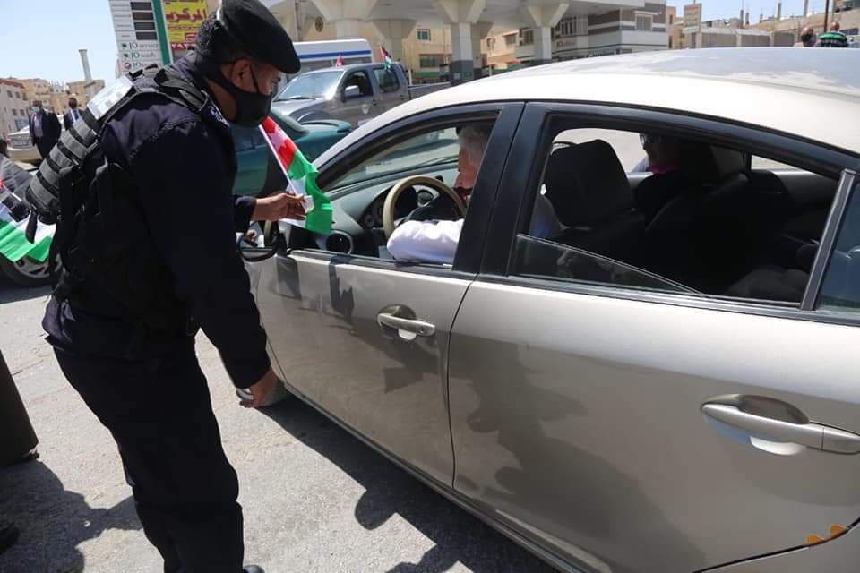 نشامى ونشميات الأمن العام يهدون علم الوطن للمارة والمركبات .. صور 