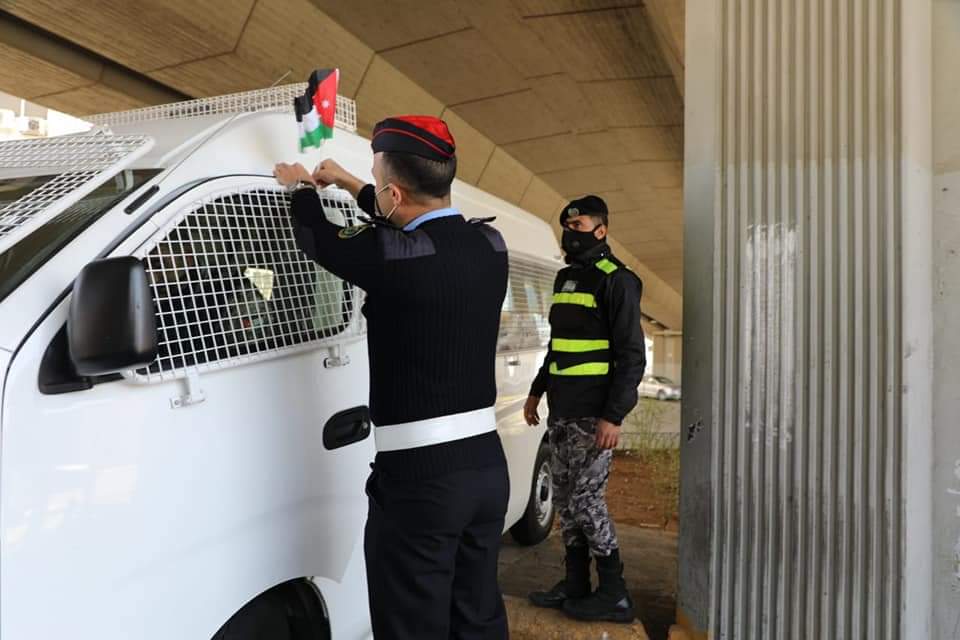 نشامى ونشميات الأمن العام يهدون علم الوطن للمارة والمركبات .. صور 