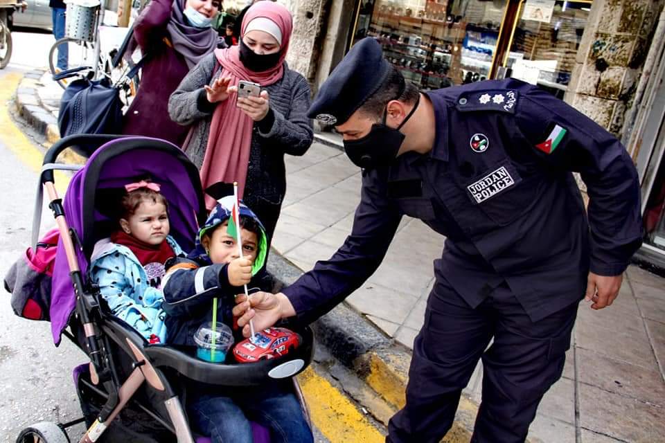 نشامى ونشميات الأمن العام يهدون علم الوطن للمارة والمركبات .. صور 
