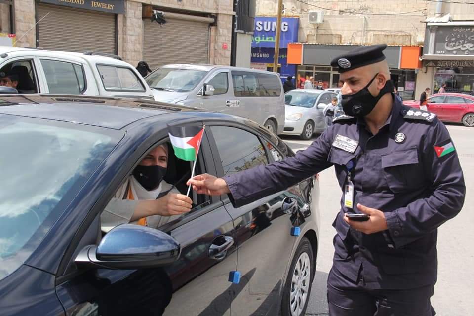 نشامى ونشميات الأمن العام يهدون علم الوطن للمارة والمركبات .. صور 
