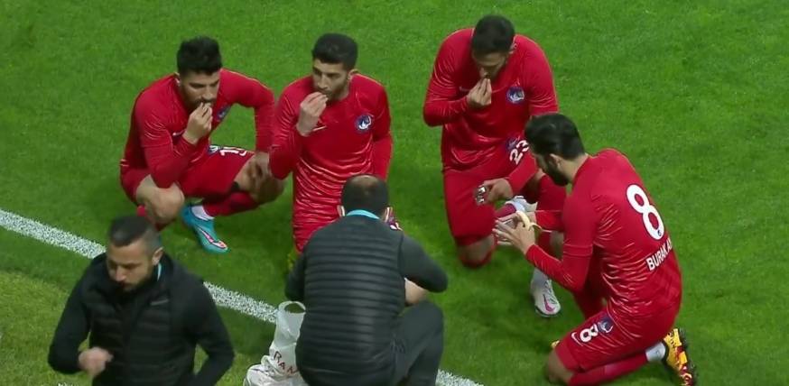 في تركيا.. توقفت المباراة حتى يفطر اللاعبون الصائمون بعد أذان المغرب .. فيديو
