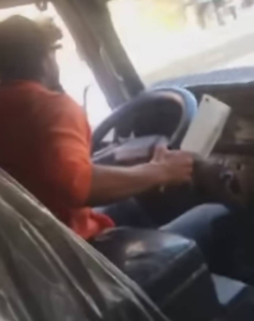 الأمن العام : إلقاء القبض على السائق الذي ظهر وبيده أداة حادة (بلطة) يهدد بها أحد الاشخاص بالطريق العام