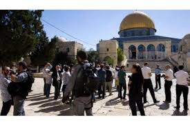 عشرات المستوطنين يقتحمون ساحات المسجد الأقصى