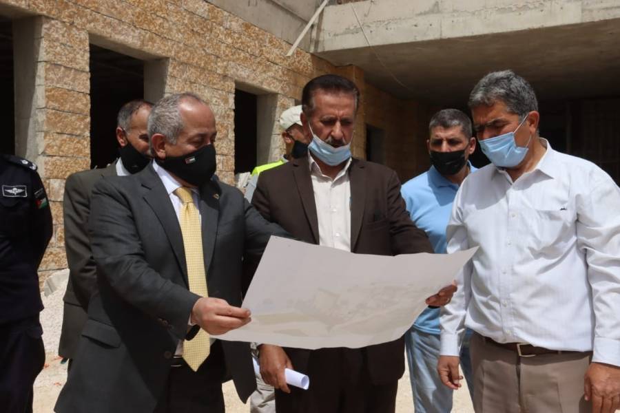 وزير الثقافة يتفقد سير العمل في المركز الثقافي في جرش