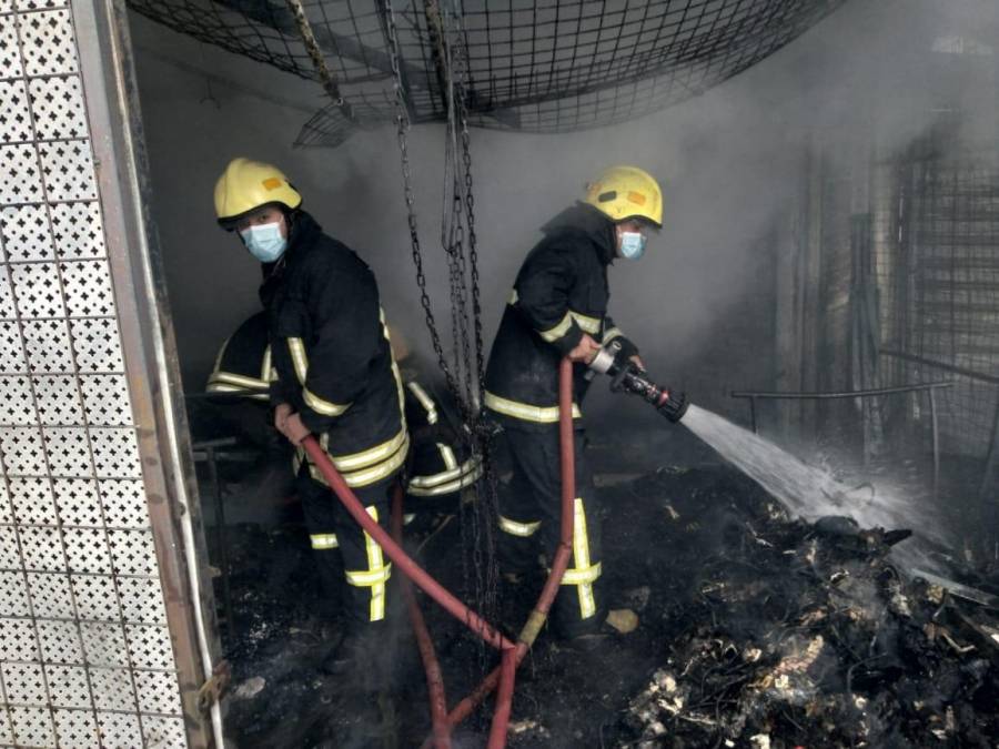 الدفاع المدني يخمد حريق عدد من محلات الألبسة المستعملة في محافظة الزرقاء