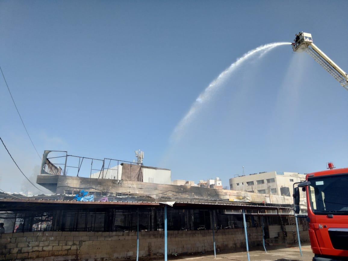 الدفاع المدني يخمد حريق عدد من محلات الألبسة المستعملة في محافظة الزرقاء