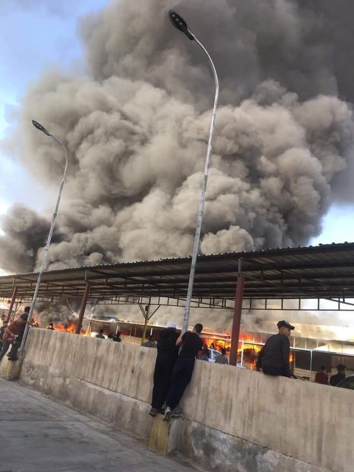 الدفاع المدني يخمد حريق عدد من محلات الألبسة المستعملة في محافظة الزرقاء