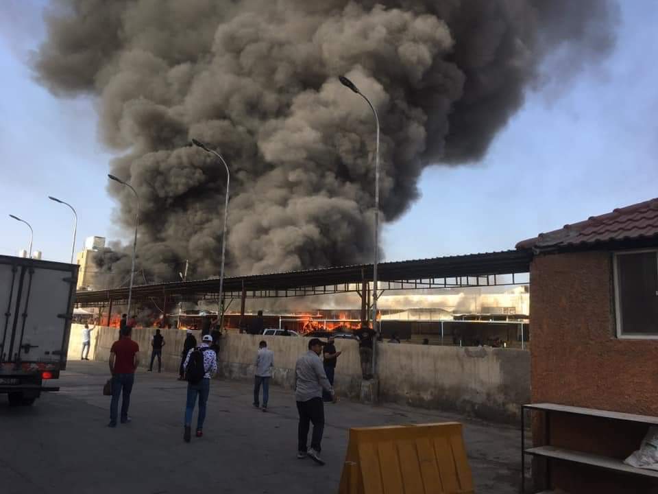 الدفاع المدني يخمد حريق عدد من محلات الألبسة المستعملة في محافظة الزرقاء