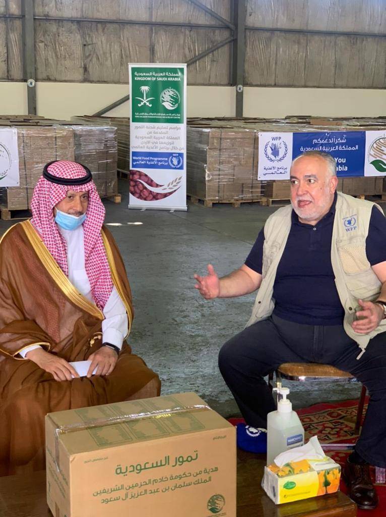 سفير المملكة العربية السعودية لدى الأردن يسلم برنامج الأغذية العالمي 423 طن من التمور