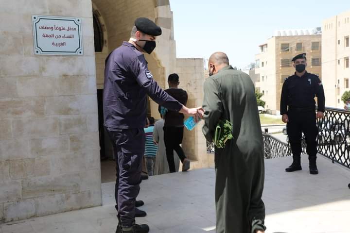 الأمن العام يفاخر بمصلي الجمعة - صور