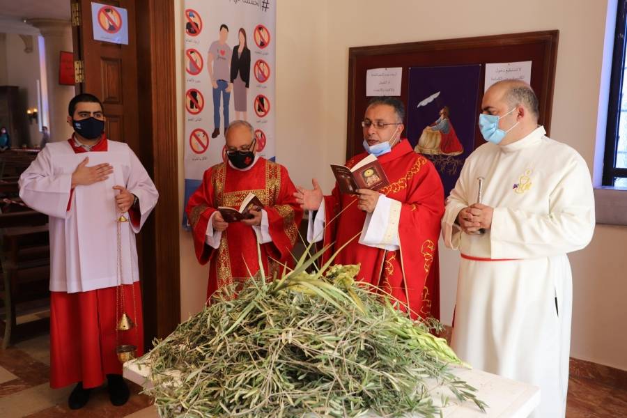 مسيحيو الأردن يحتفلون بأحد الشعانين في الكنائس بعد انقطاع دام قرابة شهرين