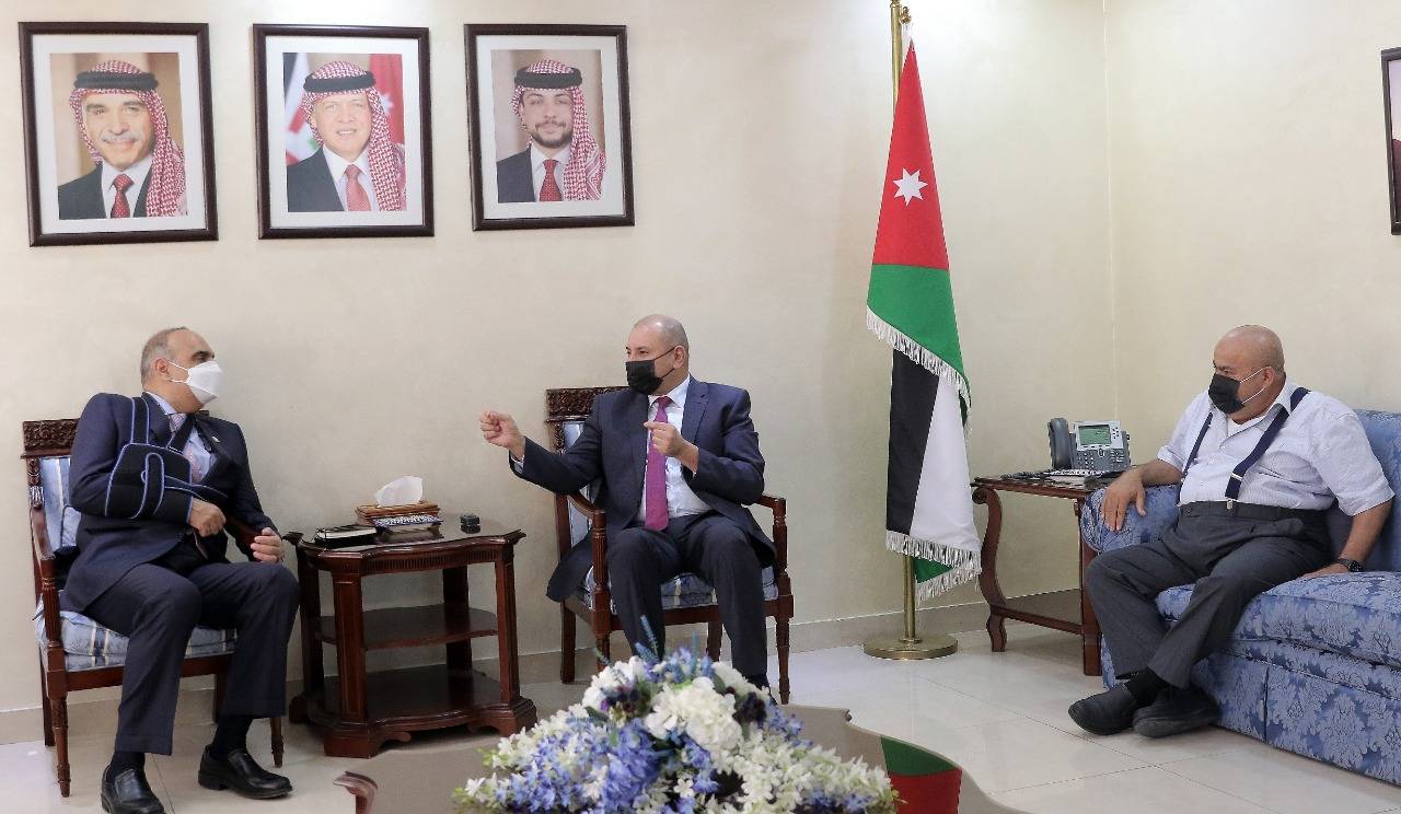 لجنة متابعة توصيات النواب المتعلقة بجائحة كورونا تلتقي رئيس الوزراء 