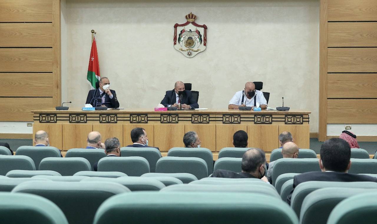 لجنة متابعة توصيات النواب المتعلقة بجائحة كورونا تلتقي رئيس الوزراء 