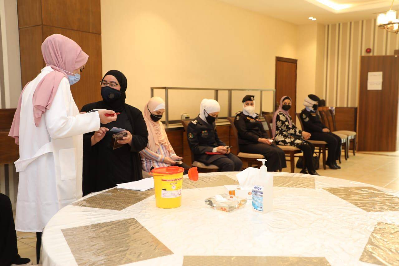 مديرية الأمن العام تواصل حملة إعطاء لقاح كورونا لمنتسبيها