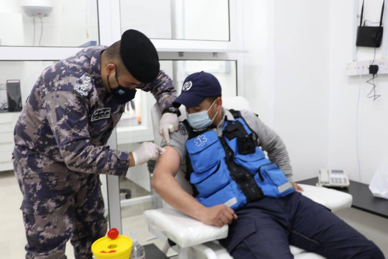 مديرية الأمن العام تواصل حملة إعطاء لقاح كورونا لمنتسبيها