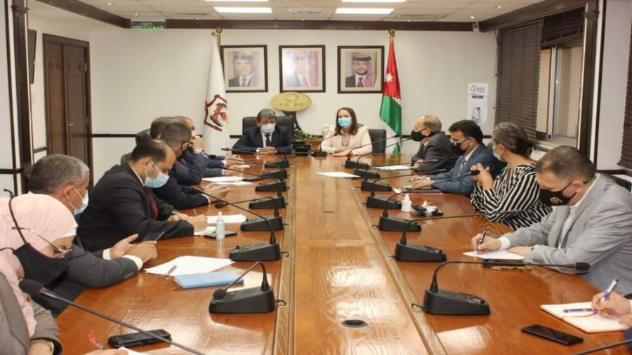 اجتماع في وزارة الصناعة والتجارة لمناقشة ارتفاع كلف الشحن البحري