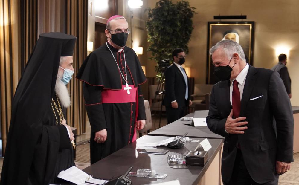 الملك يلتقي ممثلين عن مجلسي أوقاف وكنائس القدس 